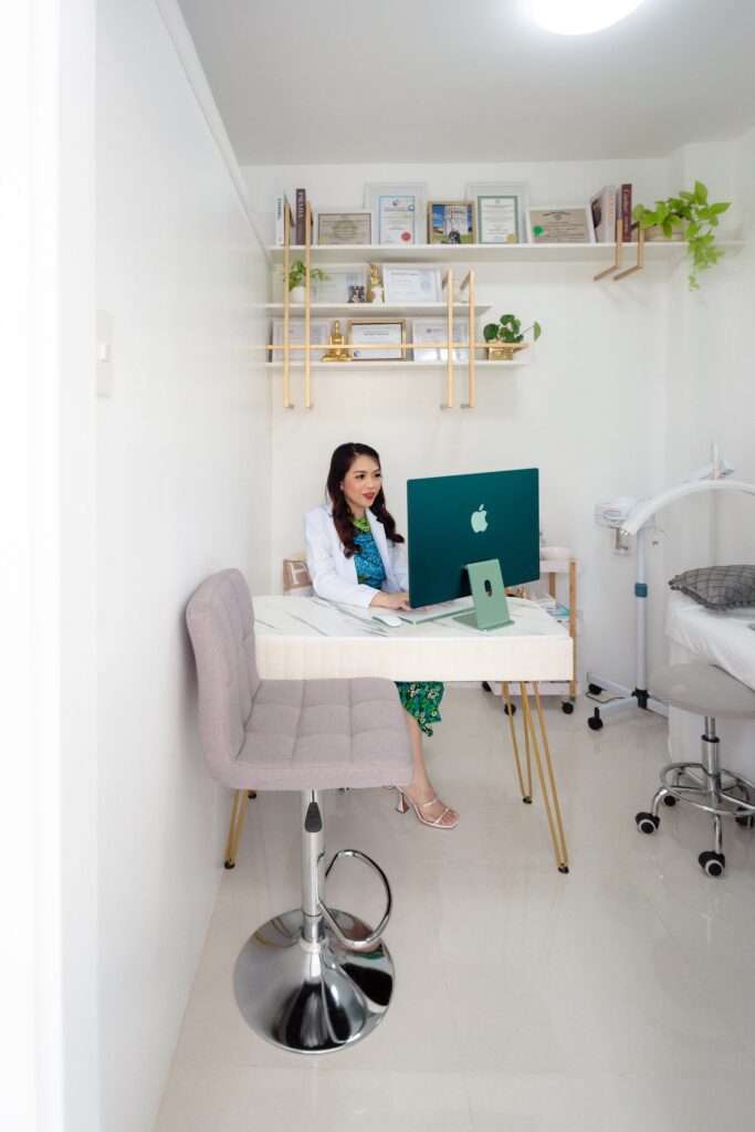 Image of Dr. Rovi' working at her clinic.