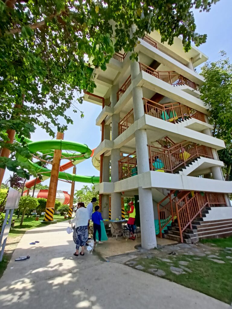 Back image of the waterslide in Jpark Resort